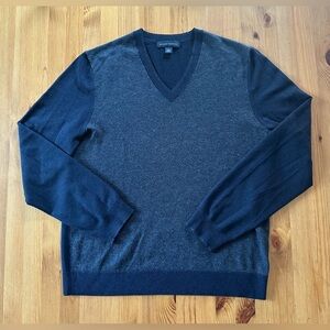 Wool/Silk Blend Banana Republic Men’s V-Neck Sweater – Navy Patterned | Size S